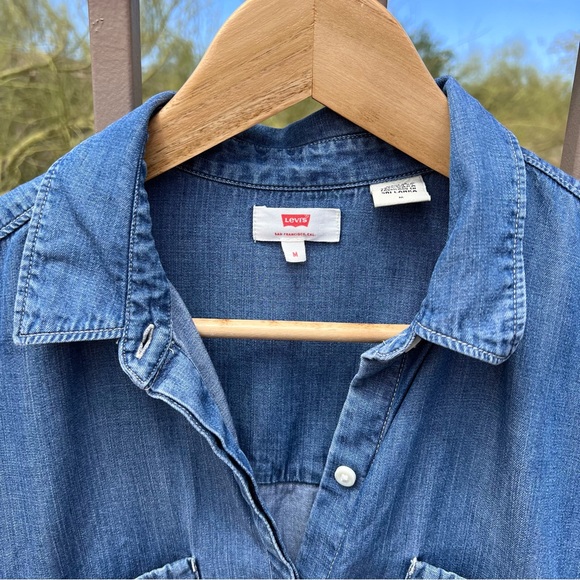 Levi’s Women’s Denim Button Down Shirt Size M Color Blue Denim 💯% Lyocell - Picture 4 of 10